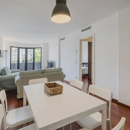 Carlemany Con Tres Dobles Apartman *